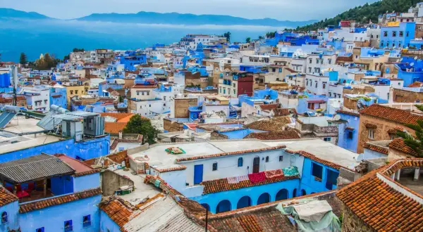 Niebieskie miasto Maroko, Chefchaouen, rozciąga się po zboczu góry, tworząc malowniczy krajobraz.