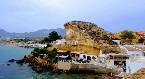 Costa de San Juan de los Terreros, Almería, con casas blancas y acantilados rocosos junto al mar Mediterráneo.