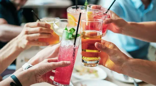 Radosne toasty kolorowymi drinkami i piwem. Czyżby to był początek nagłego spadku tolerancji na alkohol?