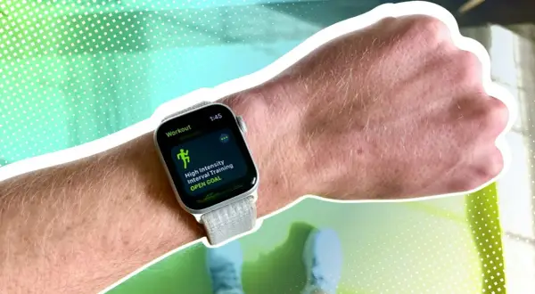 Eine Apple Watch am Handgelenk zeigt ein High-Intensity-Intervalltraining an.