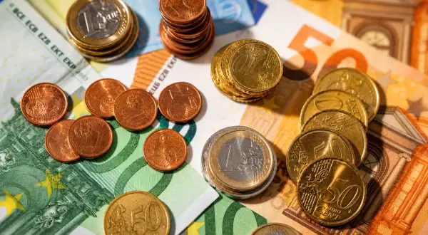 Euro monety i banknoty, waluta Czarnogóry. Język urzędowy to czarnogórski, ale euro jest powszechnie używane.