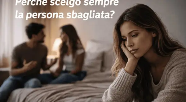 Una donna pensierosa, mentre sullo sfondo una coppia discute. Il momento in cui un uomo si rende conto di aver sbagliato.