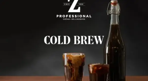 En flaska och två glas med iskaffe. Texten "COLD BREW" syns tydligt, perfekt för ditt nästa cold brew recept.