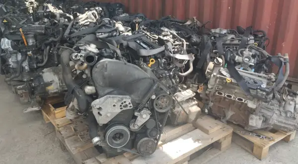 Mnóstwo silników samochodowych na paletach. To prawdziwy skarb dla każdego, kto szuka części na auto szrot Zielona Góra.