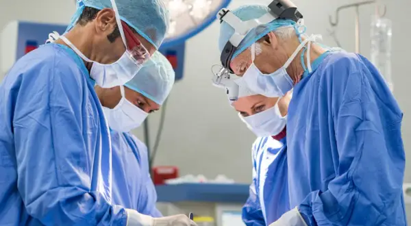 Neurochirurg: Kiedy go potrzebujesz? Objawy, leczenie, wizyta.
