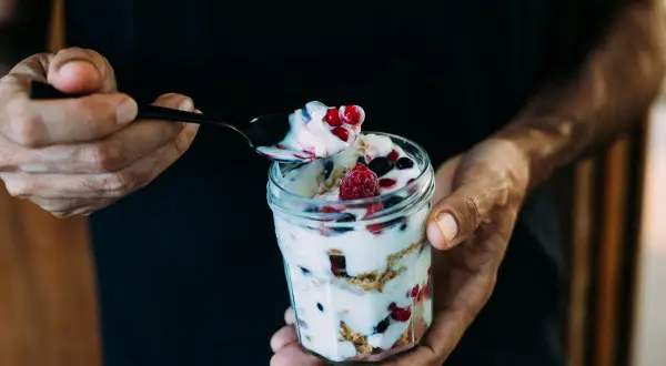 Yogurt con frutti di bosco e granola, perfetto yogurt prima della palestra per un pieno di energia.