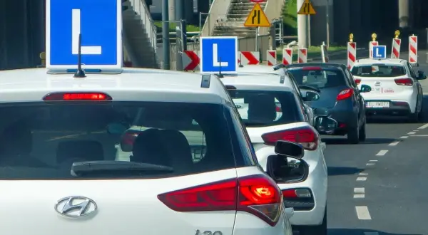 Samochody z tabliczką "L" na dachu, przygotowujące się do egzaminu na prawo jazdy. Kod 78 to kategoria pojazdów, które można prowadzić po zdaniu tego egzaminu.
