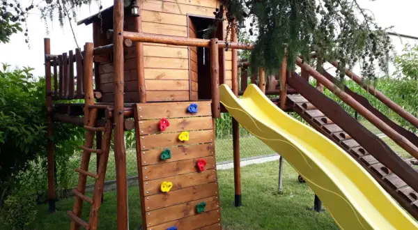 Jak zbudować bezpieczny plac zabaw DIY w ogrodzie? Poradnik.