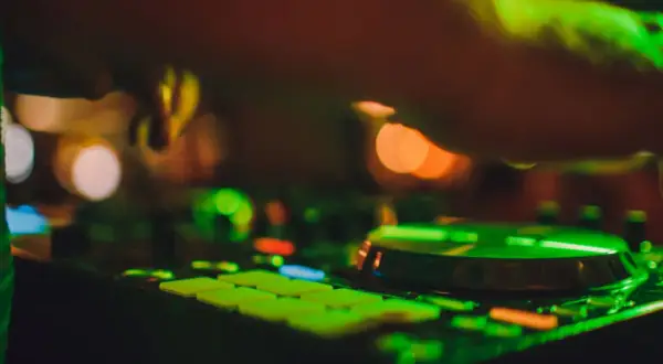 DJ na wesele: Kluczowe pytania, które musisz zadać przed rezerwacją
