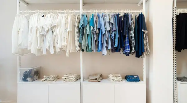 En garderob med vita och blå kläder, inklusive flera plagg från Vero Moda.