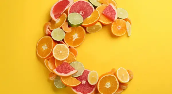 Kształt litery C z cytrusów: pomarańczy, grejpfrutów, limonek i cytryn. Pamiętaj, z czym nie łączyć witaminy C, by czerpać z niej jak najwięcej korzyści.
