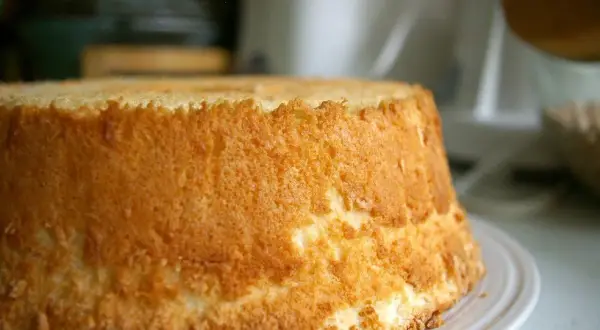 Un soffice chiffon cake dorato, pronto per essere gustato.