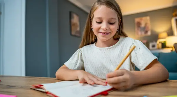 Co to jest nauczanie stacjonarne i jak różni się od innych form edukacji?