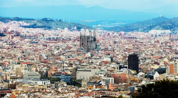 Widok na Barcelonę z Sagradą Familią w tle. Marzysz o bezpośrednich lotach do Barcelony z Polski?