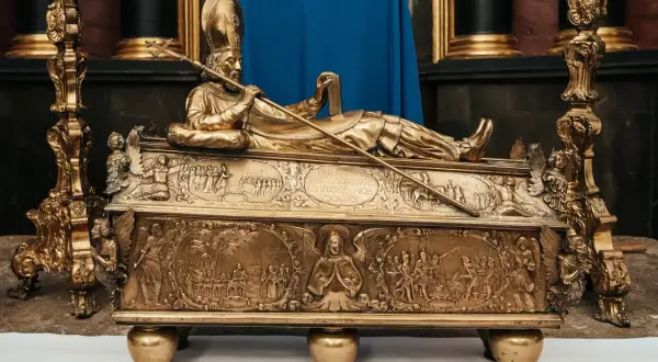 Złota trumna z postacią śś. Wojciecha, jego atrybuty: pastorał i księga. Bogate płaskorzeźby przedstawiają sceny z życia świętego.