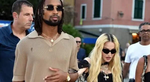 Madonna y su pareja, Josh Popper, pasean juntos, rodeados de seguridad.