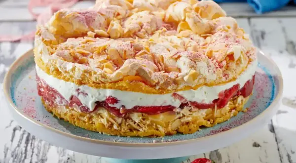 Ein köstlicher Rhabarber Baiser Kuchen mit einer cremigen Füllung und knusprigen Mandelsplittern.
