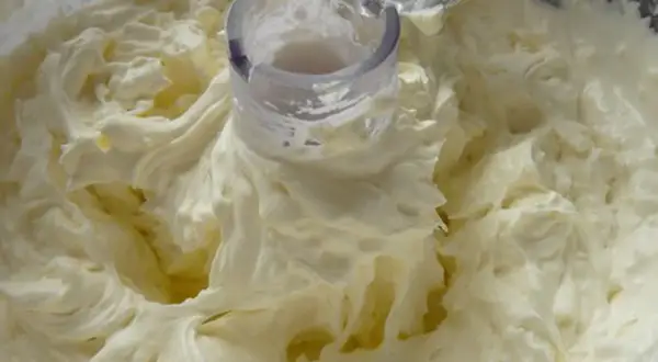 Crème onctueuse prête pour une recette glace mascarpone sans sorbetière. Une fourchette est visible, signe de préparation maison.