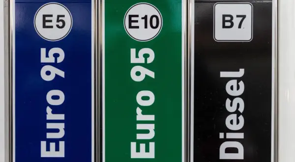 Trzy dystrybutory paliwa: Euro 95 E5 (niebieski), Euro 95 E10 (zielony) i Diesel B7 (czarny). Wybierz odpowiednią benzynę e10.