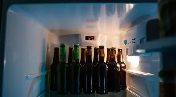 Bottiglie di birra in un frigorifero a 6°C. Quanto tempo ci vuole per raffreddare la birra in freezer? Meglio in frigo!