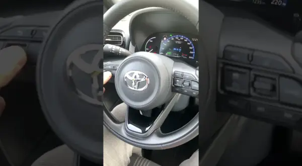 Zmiana godziny w Toyota Yaris: Prosty poradnik dla każdego kierowcy
