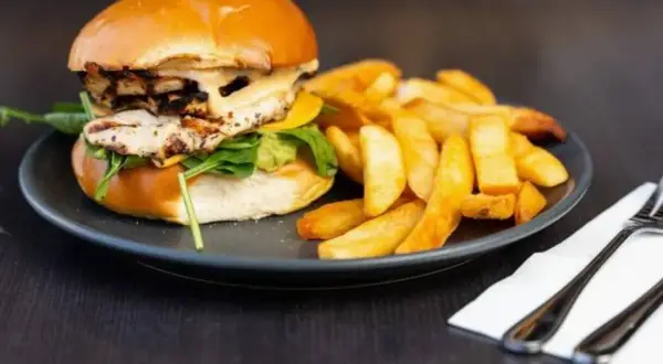 Ile kcal ma burger z kurczakiem? Zaskakujące wartości odżywcze!