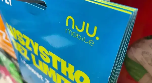 Nju mobile zasięg: niebieska karta z żółtym napisem "WSZYSTKO BEZ LIMITU". Idealna na wakacje!