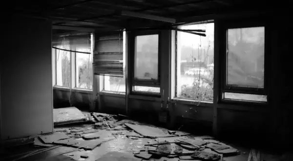 Intérieur dévasté, débris au sol, fenêtres brisées. Une scène typique d'urbex en Mayenne, où le temps a laissé sa marque.