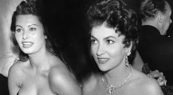 Iconiche attrici italiane di teatro anni '70, Sophia Loren e Gina Lollobrigida, brillano con gioielli scintillanti.