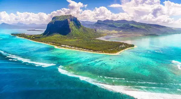 Piękna plaża i góra Le Morne na Mauritiusie. Idealna pogoda w listopadzie, turkusowa woda i białe fale.