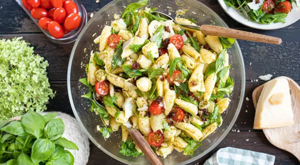 Salat mit Pesto: Schnelle Rezepte & Tipps für perfekten Genuss