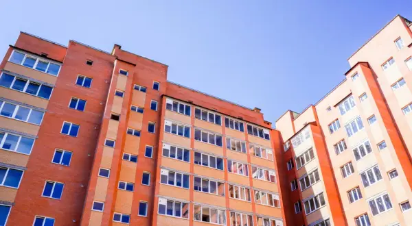 Kto nadzoruje spółdzielnie mieszkaniowe? Poznaj kluczowe instytucje