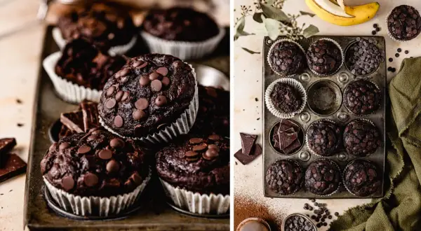 Saftige schoko bananen muffins, bestreut mit Schokostückchen, liegen in einer Muffinform. Daneben Bananen und Schokolade.