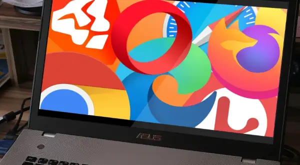 Na ekranie laptopa widać kolorową tapetę z logotypami popularnych przeglądarek internetowych: Chrome, Firefox, Opera.