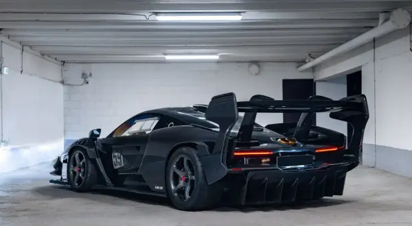 Czarny McLaren Senna GTR z numerem 59, gotowy do wyjazdu z garażu. Potężny dyfuzor i skrzydło zapowiadają jego torowe możliwości.