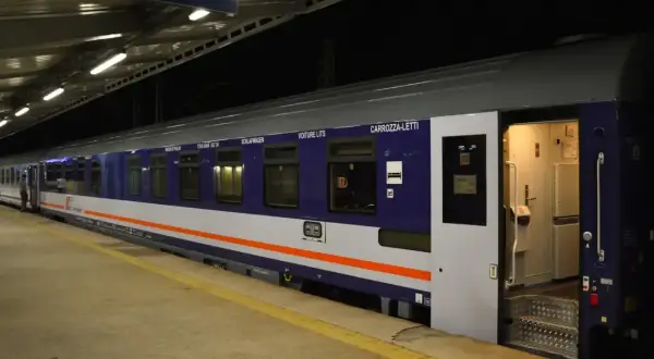 Nocny pociąg z otwartymi drzwiami. Chcesz wiedzieć, jak wykupić cały przedział w pociągu? To może być opcja dla podróżujących w grupie.