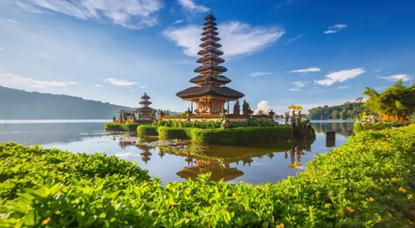 Świątynia Pura Ulun Danu Bratan na Bali, jaki to kraj! Woda odbija wielopoziomową wieżę na tle błękitnego nieba.