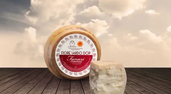 Fiore Sardo DOP, uno dei formaggi sardi famosi, su un tagliere di legno.