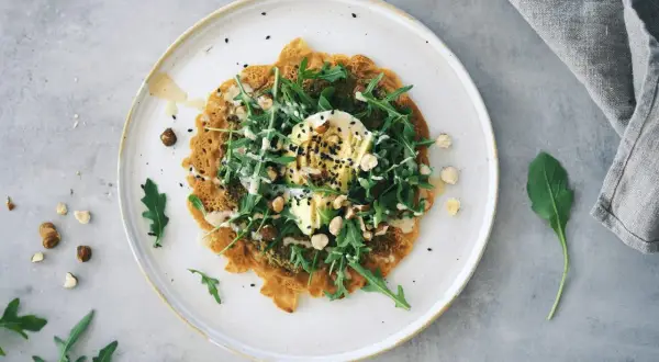 En vacker socca med ruccola, avokado och nötter. Ett härligt socca recept för en lätt lunch.