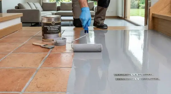 Trasformazione di un pavimento in cotto con vernice per piastrelle: prima e dopo l'applicazione di una resina professionale, creando una superficie liscia e moderna.