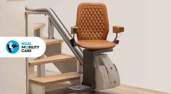 Un montascale moderno con sedile in pelle marrone, un esempio di diversi tipi di montascale per la mobilità.