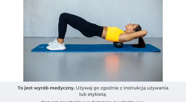 Kobieta na macie z wałkiem pod plecami. Ćwiczenie poprawiające mobilność.