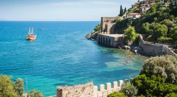Alanya: Więcej niż plaża! Atrakcje i praktyczny przewodnik.