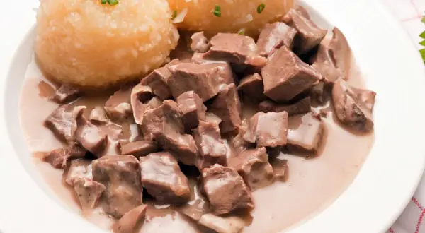 Herzhaftes Lungen-Essen mit Klößen, garniert mit Schnittlauch. Ein deftiges Gericht, das man sich schmecken lassen kann.
