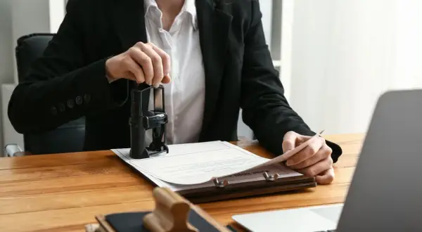 Notaio timbra documenti. Scopri quanto costa una successione dal notaio per gestire eredità e patrimoni.