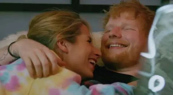 Ed Sheeran z żoną, śmieją się, czule obejmując. Marzą o swoich ed sheeran dzieciach.