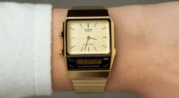 Złoty zegarek Casio na damskim nadgarstku, z analogową tarczą i cyfrowym wyświetlaczem.