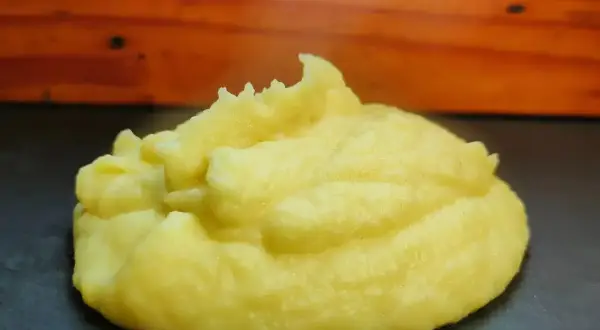 Un soffice cumulo di pure di patate, cremoso e invitante, pronto per essere gustato.