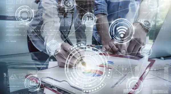Des mains travaillent sur des graphiques, entourées d'une interface futuriste avec des icônes de connexion et des données. Le cpl bbox est au cœur de cette analyse.