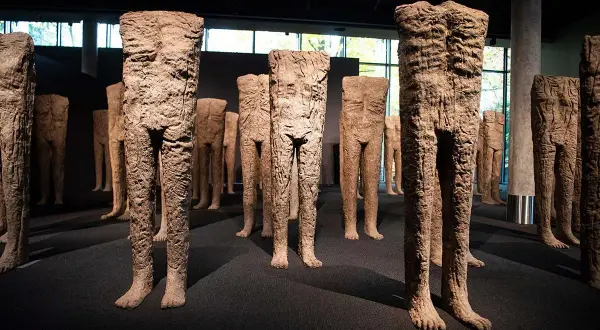Rzeźby Magdaleny Abakanowicz, grupy bezgłowych postaci, tworzą poruszający obraz. Ciekawostki o jej twórczości często podkreślają siłę i symbolikę tych prac.